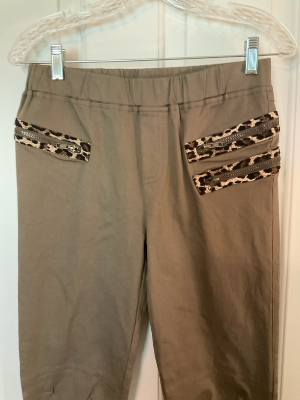 Umgee USA Women’s Pants Brown/Green? Leopard Print Accents Zip Pockets Size L